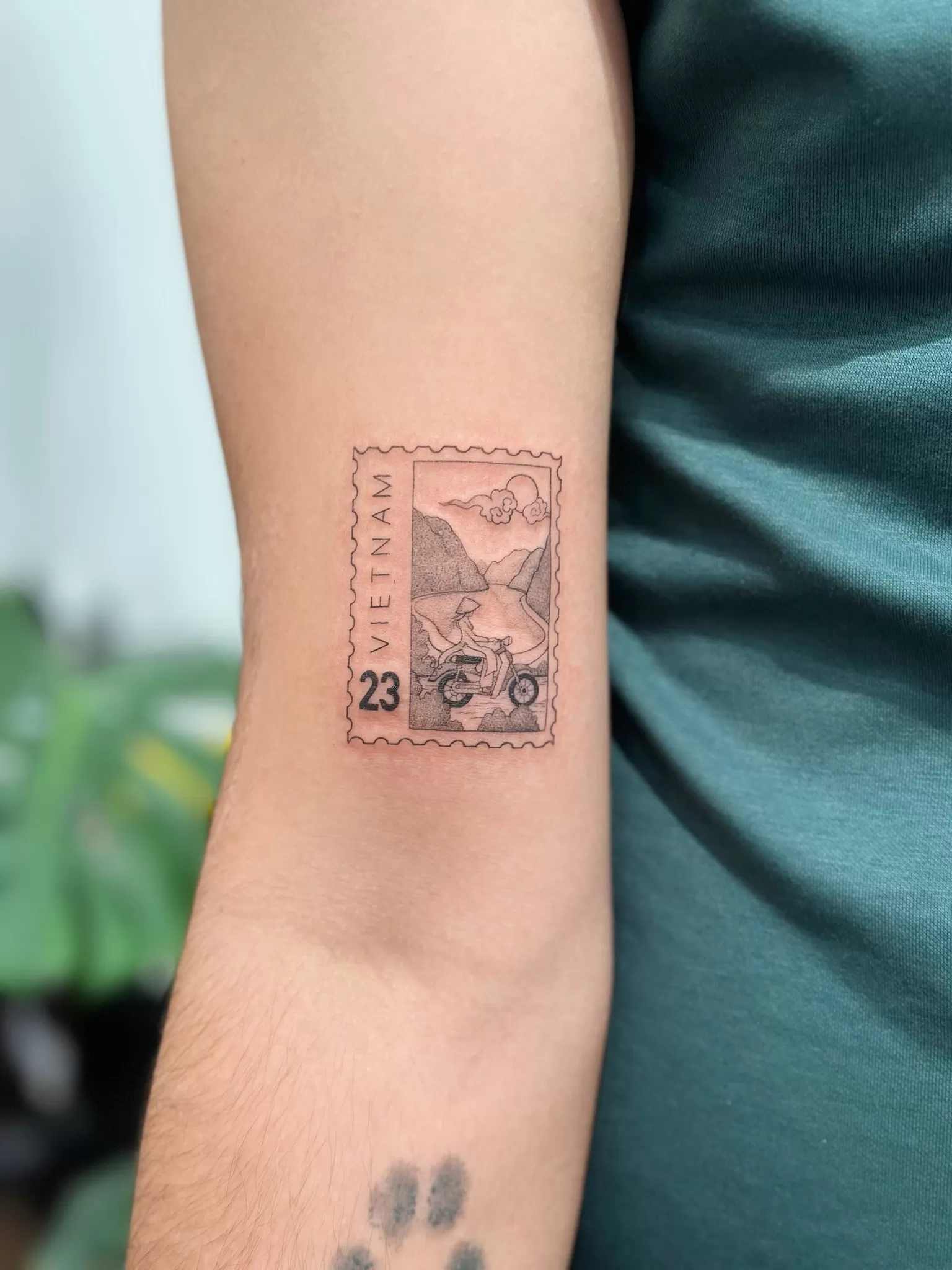 1752009863 Stamp Vietnam Aodai Motorbike Tattoo