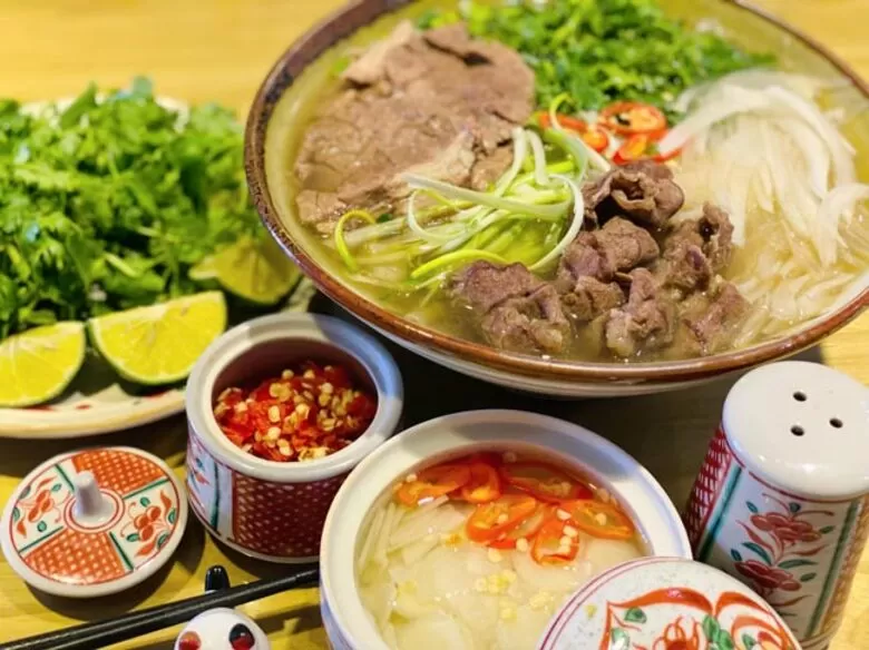 1759299878 Trang Tri Va Hoan Thanh Mon Pho Bo Mien Trung