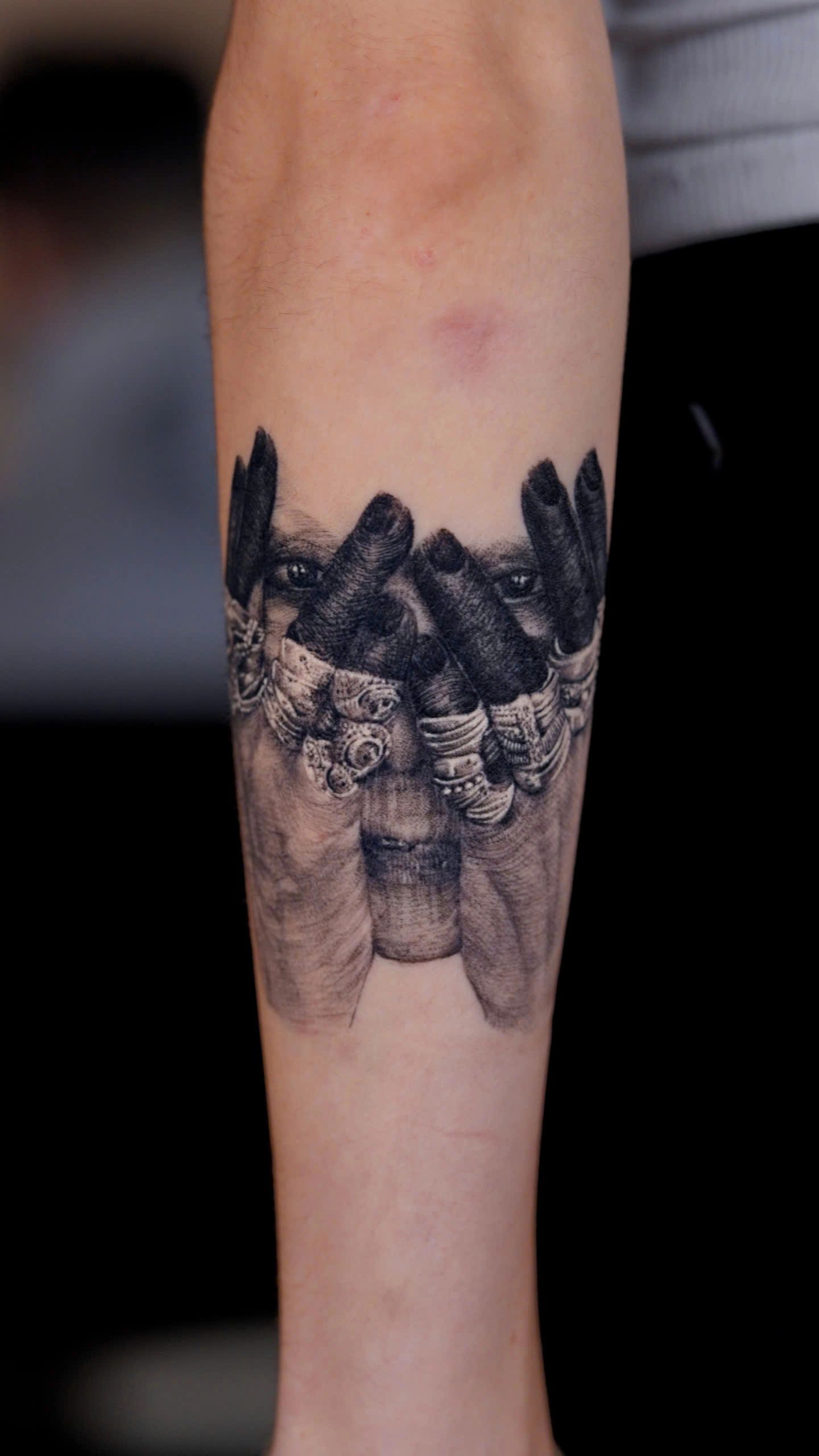 The Ultimate Guide to Realism Tattoos (2026) - Chapter 5 — The Science of Contrast - Why Some Realism Tattoos Stay Sharp While Others Turn Muddy
